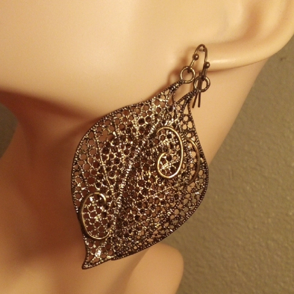 Delicate Gold Filigree Leaf Drop Earrings - Women Jewelry